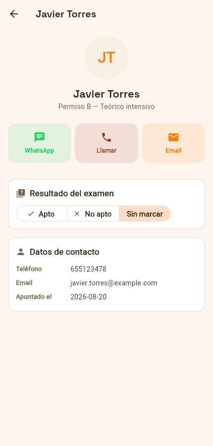 Pantalla real de la app: ficha de un alumno con WhatsApp, llamada, email y resultado del examen