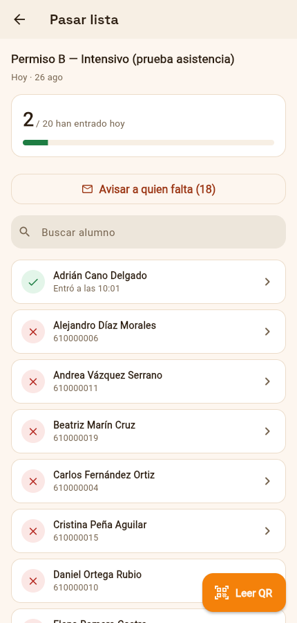 Pantalla real de la app pasando lista de un curso: 2 de 20 alumnos han entrado hoy, con botón para avisar a quien falta