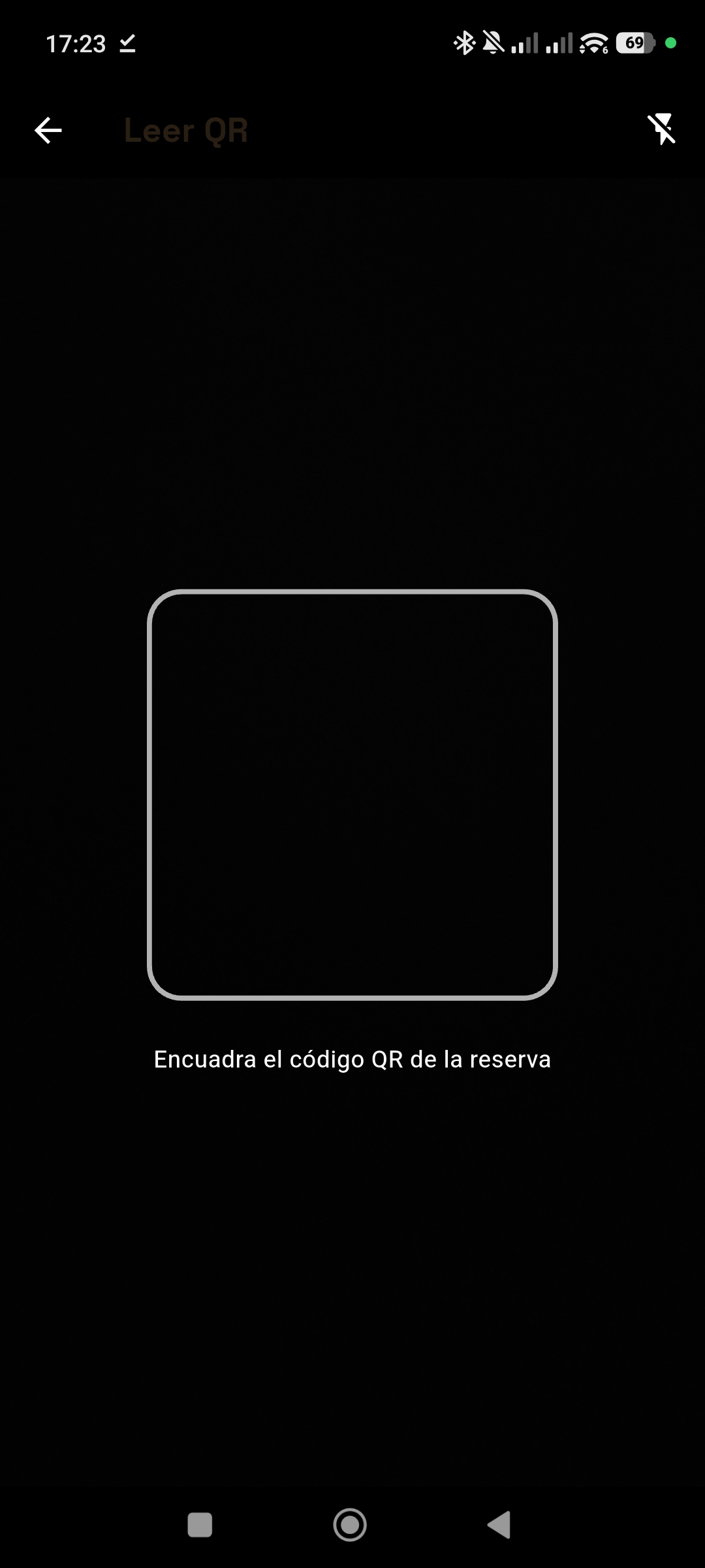 Pantalla real de la app: escáner de código QR para confirmar la asistencia